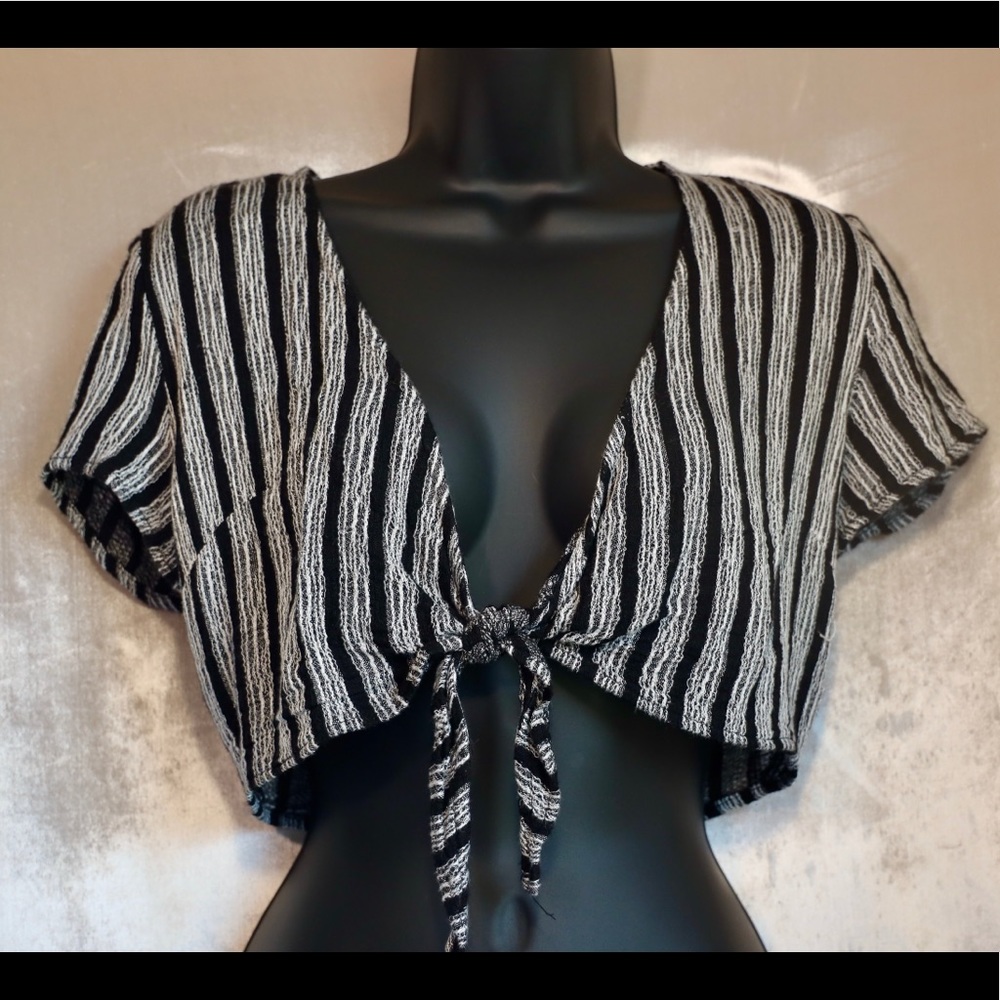 Lulu’s S woven striped tie front crop top